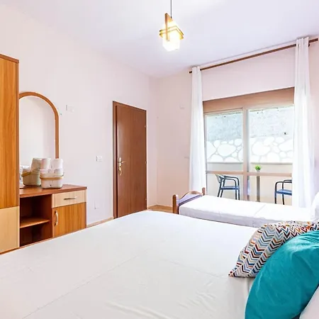 Radhima Res 6 - One Bedroom W Kitchen Apartment